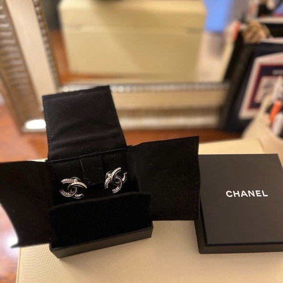 CHANEL Black and Silver Logo Earrings - Picture 5 of 5